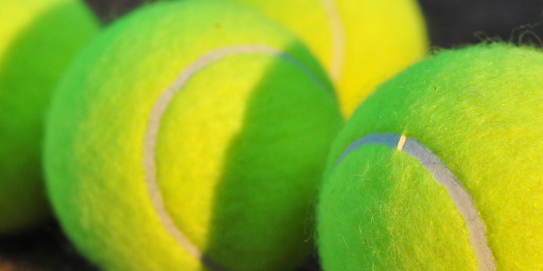 Pourquoi les balles de tennis sont-elles jaunes et poilues ?